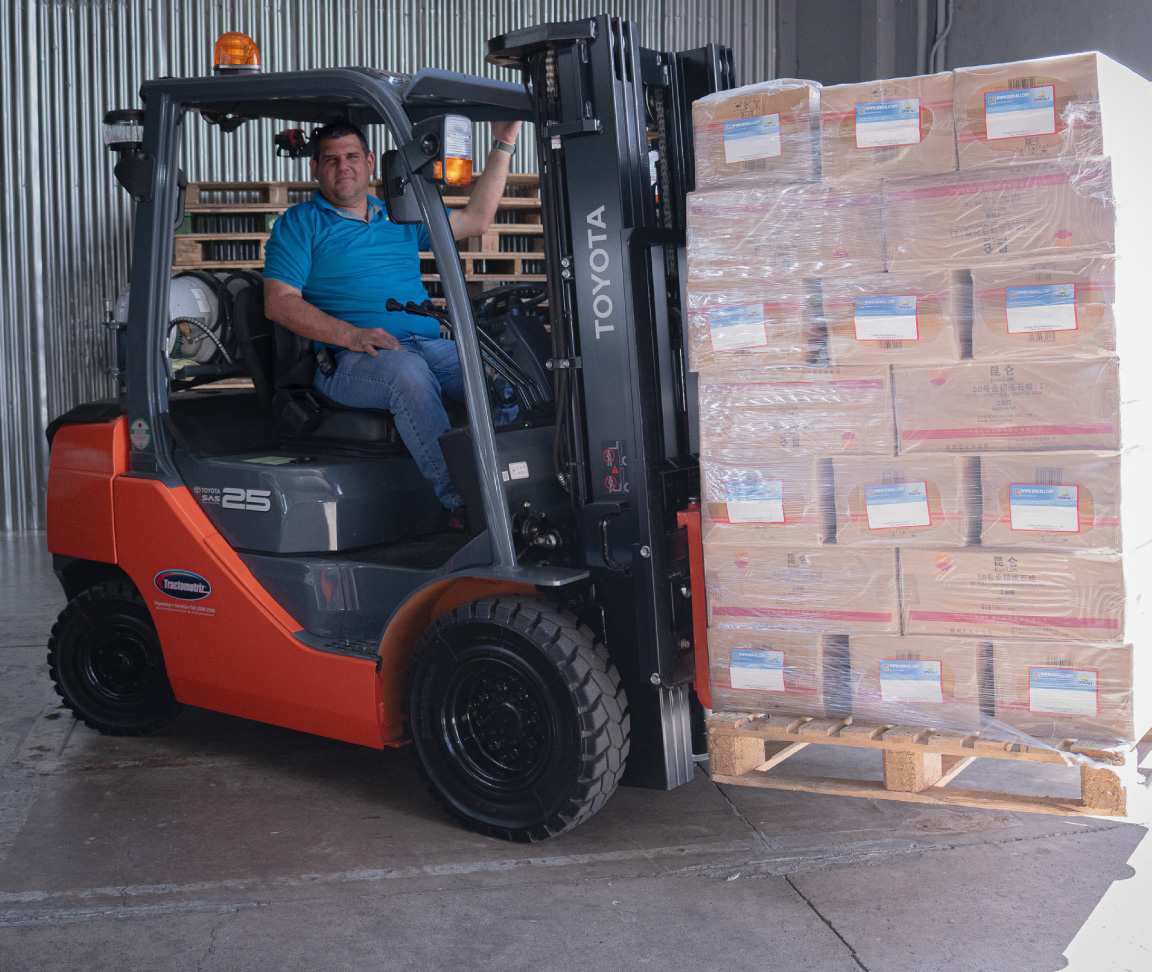 Trabajadores agricolas empacando productos